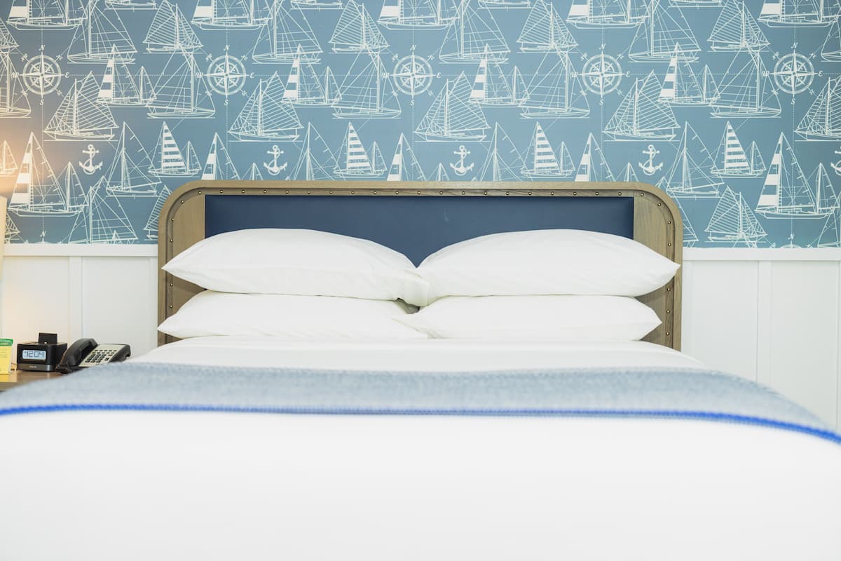 Basic Single Room | Premium bedding, blackout drapes, iron/ironing board, free WiFi