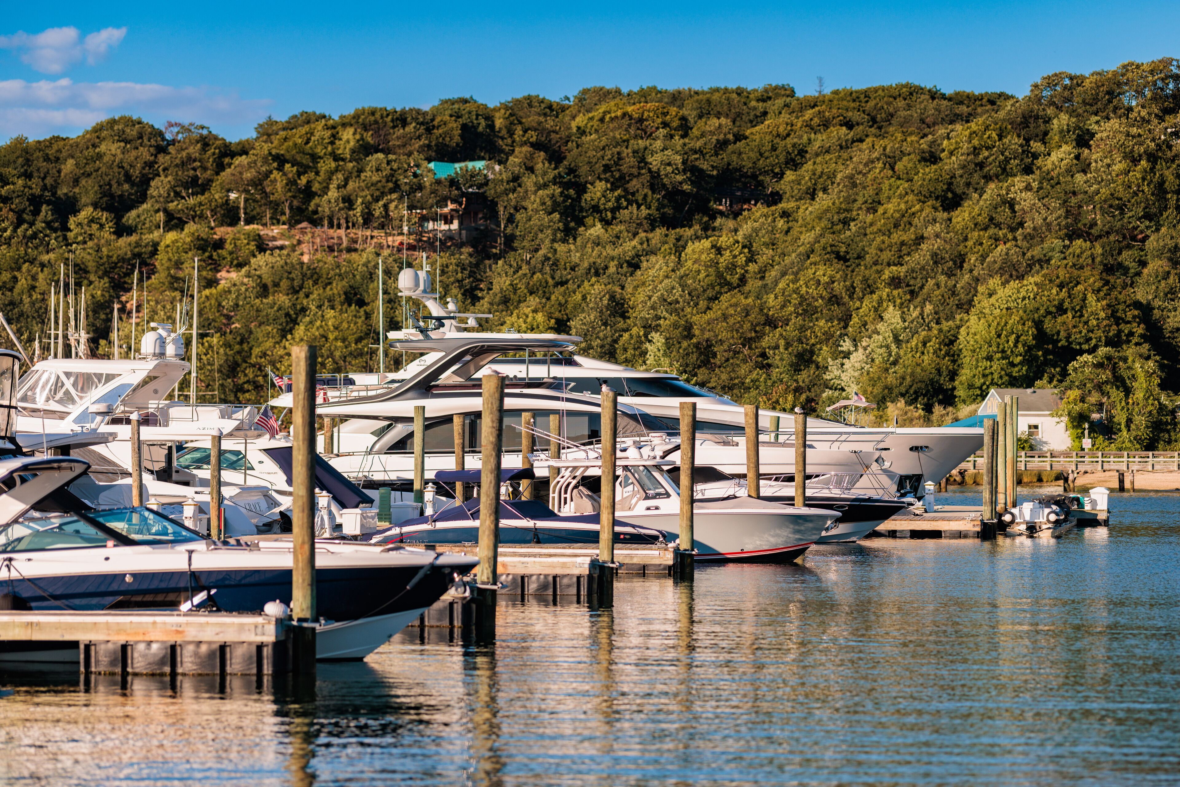 Un port de plaisance où de nombreux bateaux sont amarrés à des quais en bois.