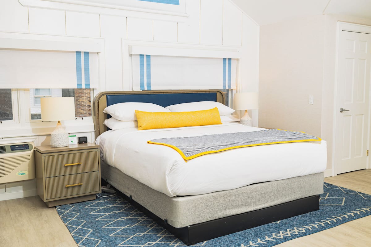King Waterview | Premium bedding, blackout drapes, iron/ironing board, free WiFi