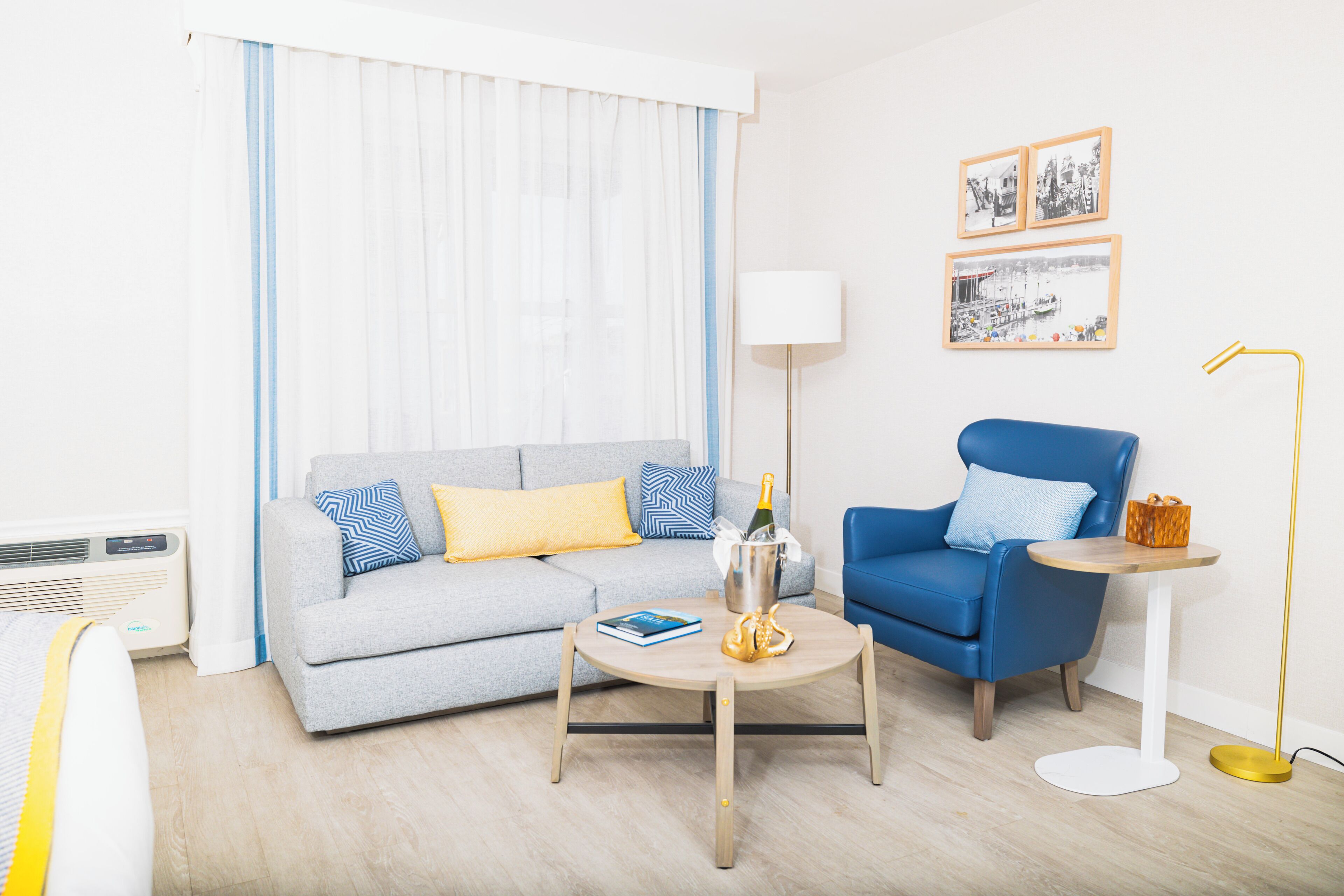 Deluxe-studiosviitti, 1 suuri parisänky ja vuodesohva, näköala satamaan | Oleskelualue | 50–tuumainen taulutelevisio, jossa kaapelikanavat