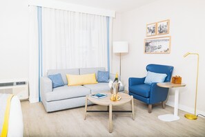 Deluxe-studiosviitti, 1 suuri parisänky ja vuodesohva, näköala satamaan | Oleskelualue | 50–tuumainen taulutelevisio, jossa kaapelikanavat