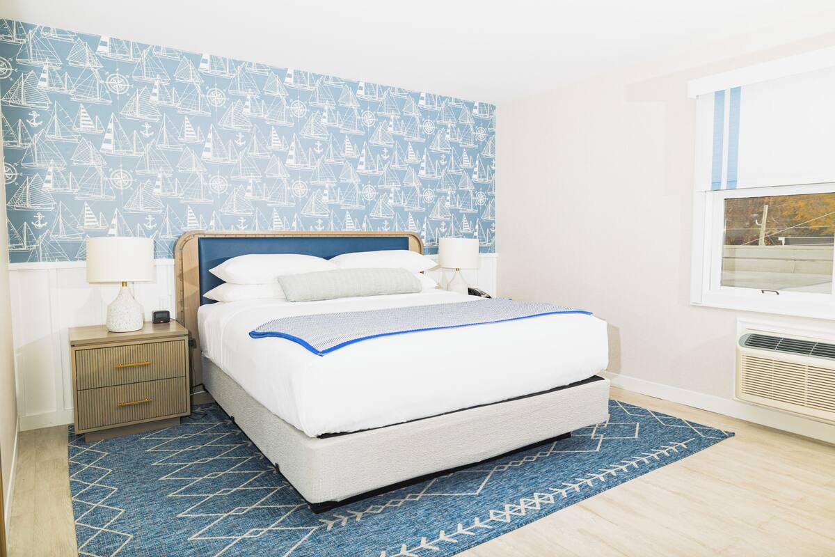 Standard Room, 1 King Bed, Bathtub Grab Bars, City View