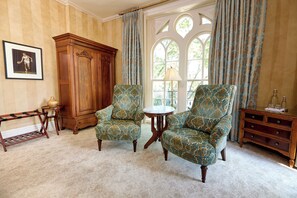 Grand kamer, 1 queensize bed | Woonruimte | Een 50-inch smart-tv met kabelzenders en een televisie