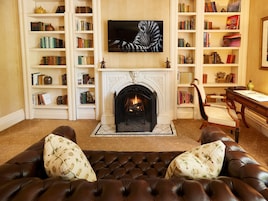 Luxury Oda, 1 En Büyük (King) Boy Yatak | Oturma alanı | Kablolu TV kanalları bulunan 50 inç akıllı televizyon, televizyon