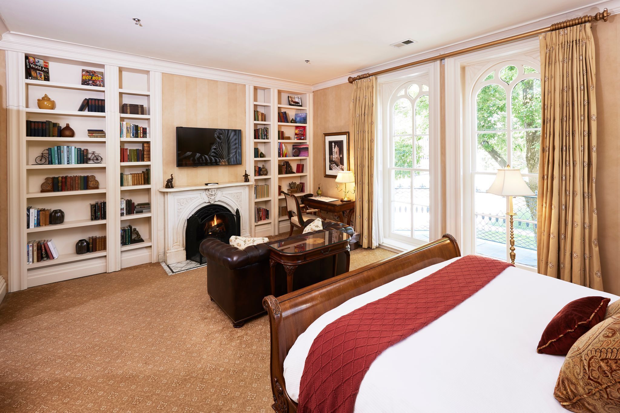 Luxury Room 7 | Living area | 50-inch Smart TV with cable channels, TV, streaming services