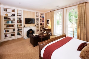 Luxury Oda, 1 En Büyük (King) Boy Yatak | Oturma alanı | Kablolu TV kanalları bulunan 50 inç akıllı televizyon, televizyon