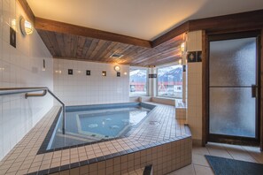 Indoor spa tub