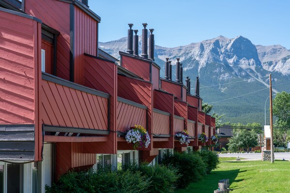 Exterior - Rocky Mountain Ski Lodge (Canmore)