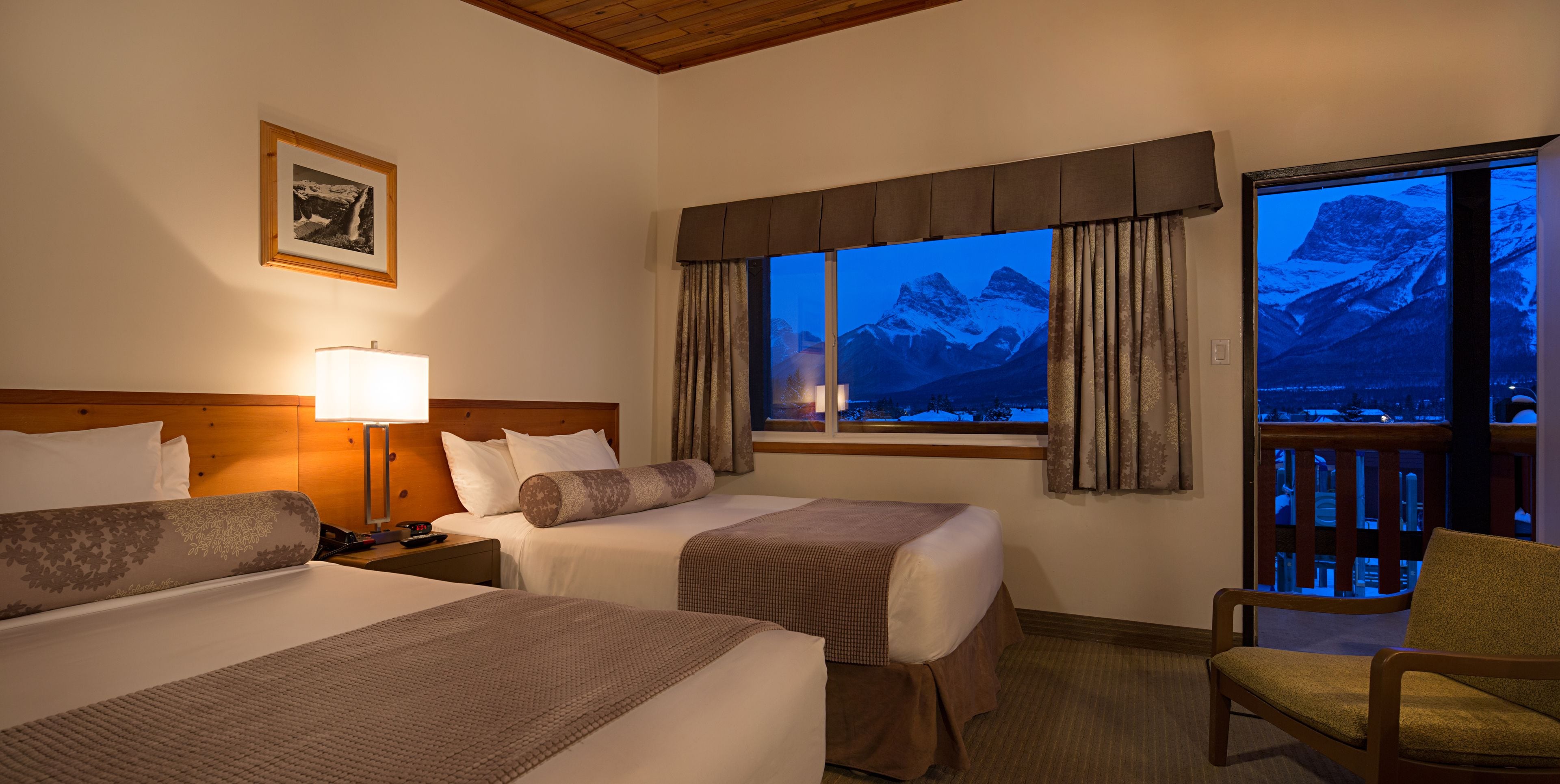 Standardrum - 2 queensize-sängar | Skrivbord, strykjärn/strykbräda, gratis wi-fi och sängkläder