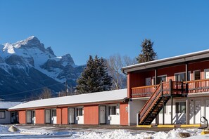Exterior - Rocky Mountain Ski Lodge (Canmore)