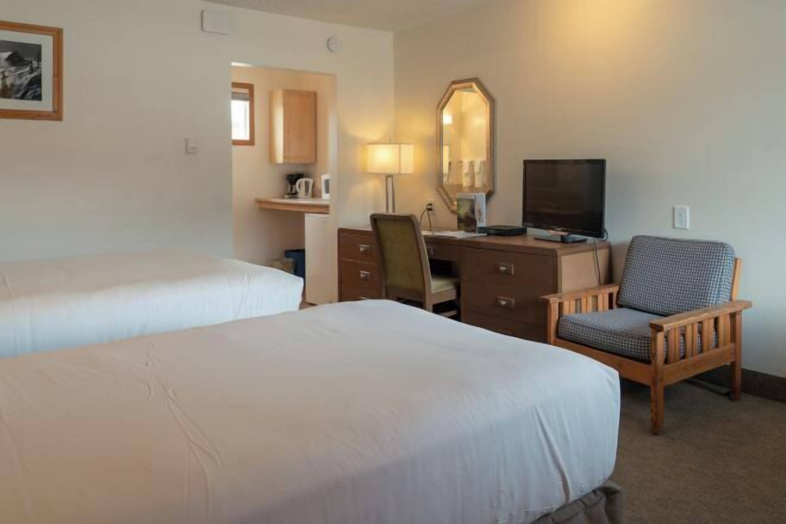 Escritorio, tabla de planchar con plancha, wifi gratis y ropa de cama