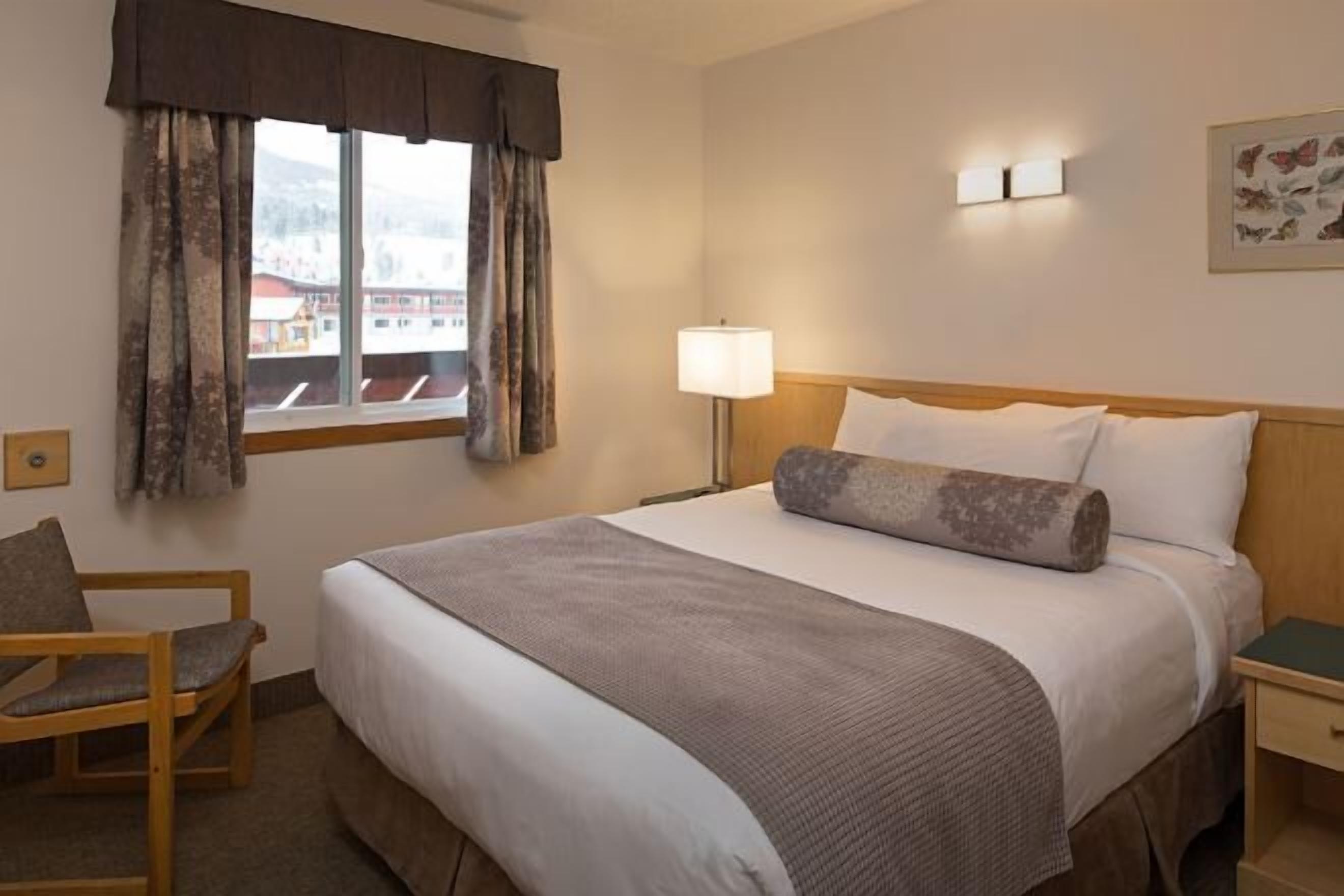 Escritorio, tabla de planchar con plancha, wifi gratis y ropa de cama