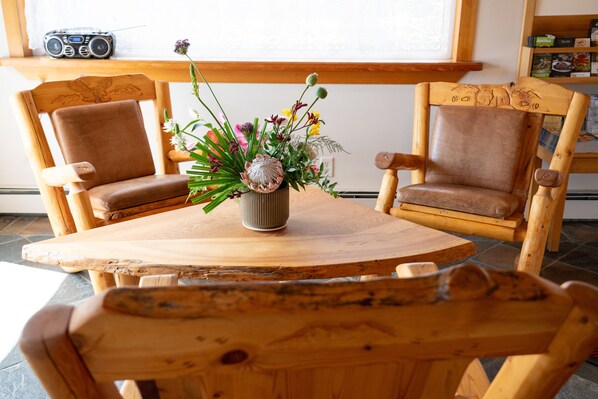 Lobby sitting area - Rocky Mountain Ski Lodge (Canmore)
