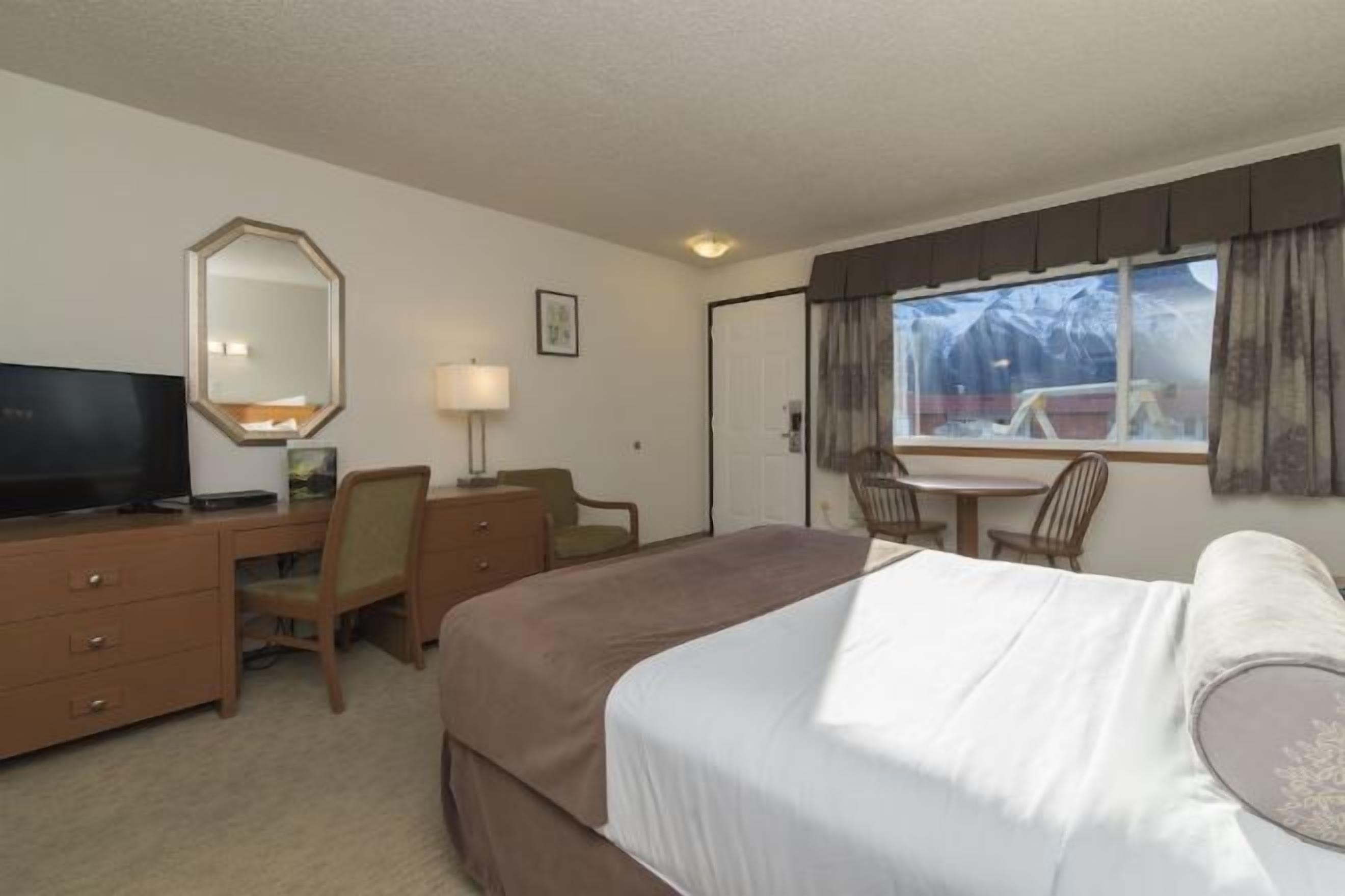 Escritorio, tabla de planchar con plancha, wifi gratis y ropa de cama