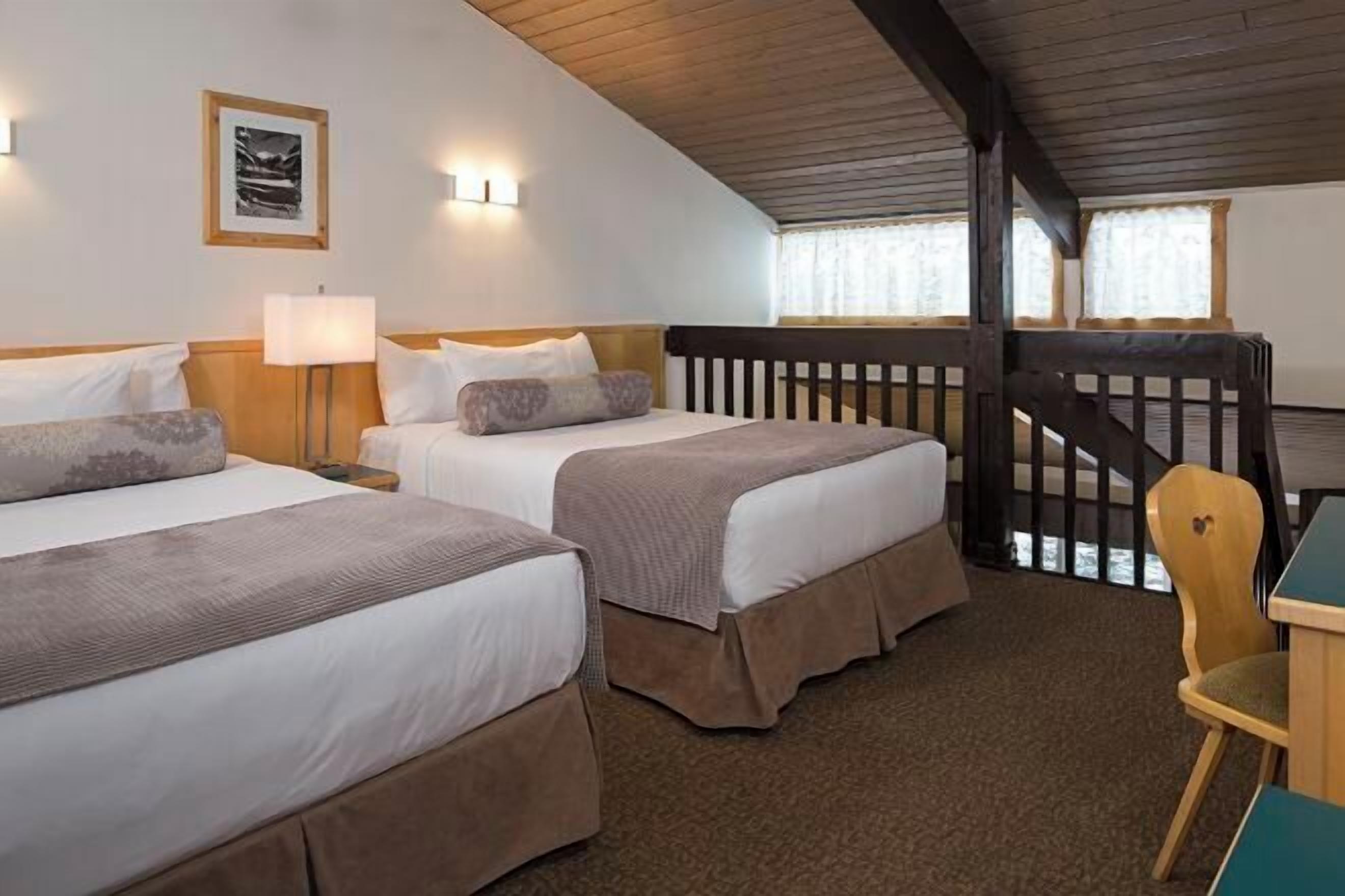 Escritorio, tabla de planchar con plancha, wifi gratis y ropa de cama