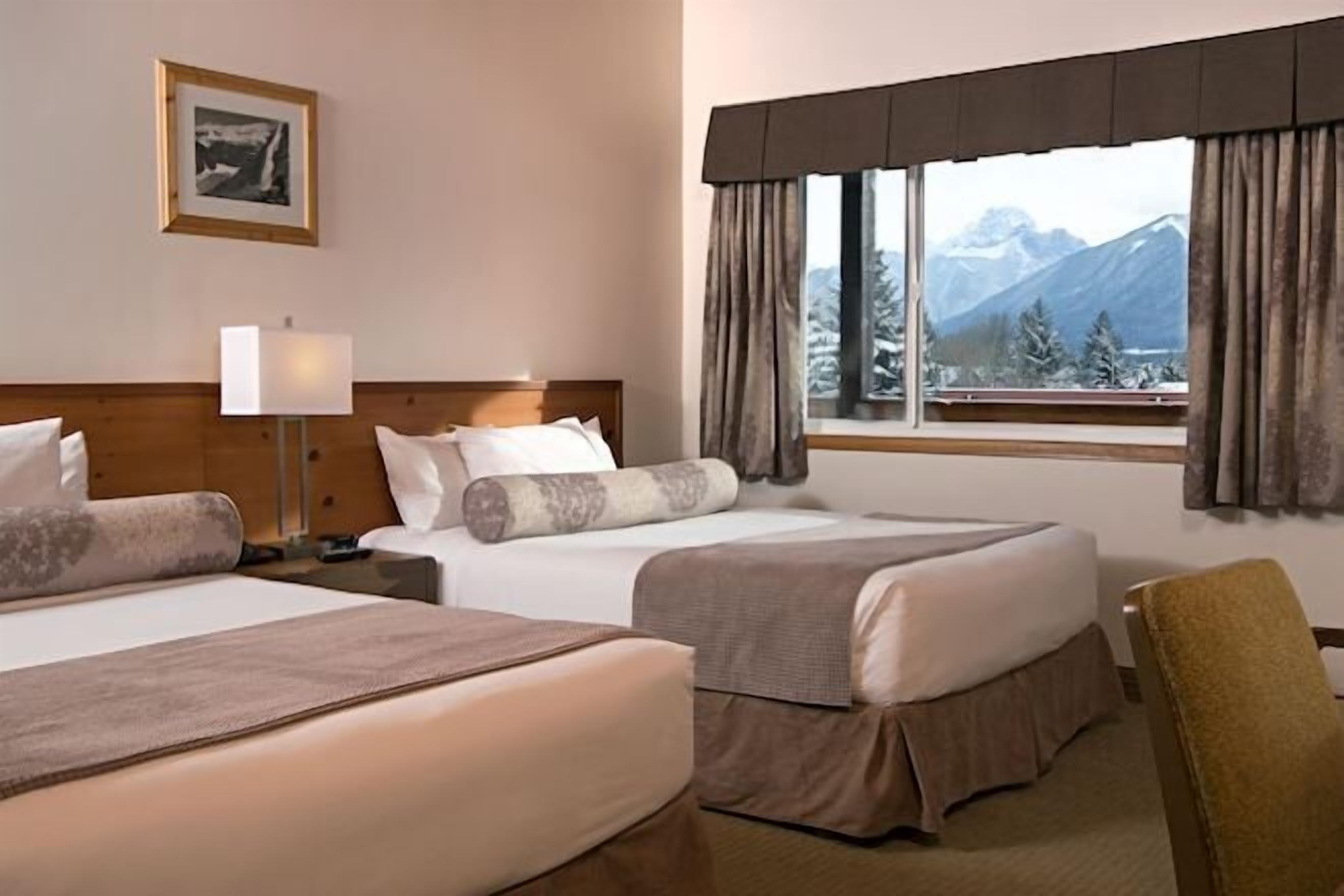 Escritorio, tabla de planchar con plancha, wifi gratis y ropa de cama