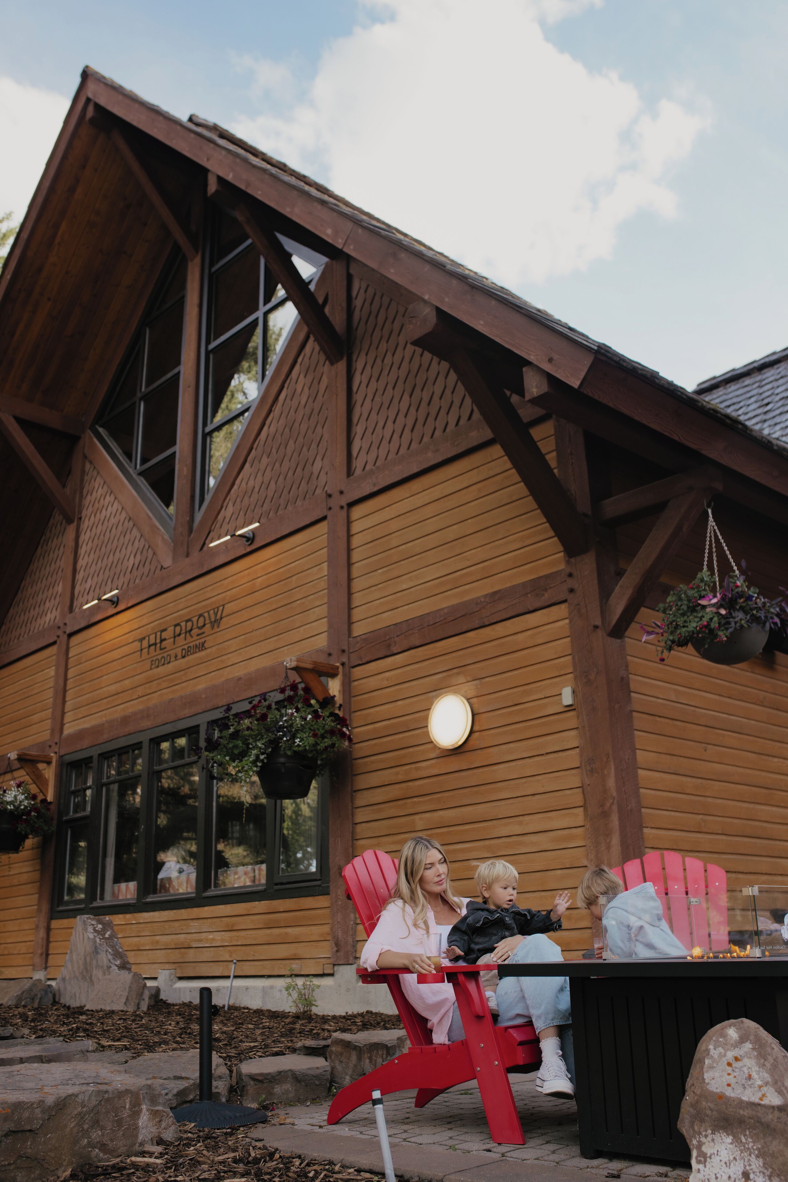 Un edificio de madera con un letrero que dice "The Prow Food & Drink".