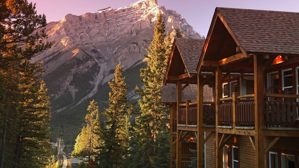 A wooden lodge with a balcony overlooking a mountain. - Buffalo Mountain Lodge (Banff)