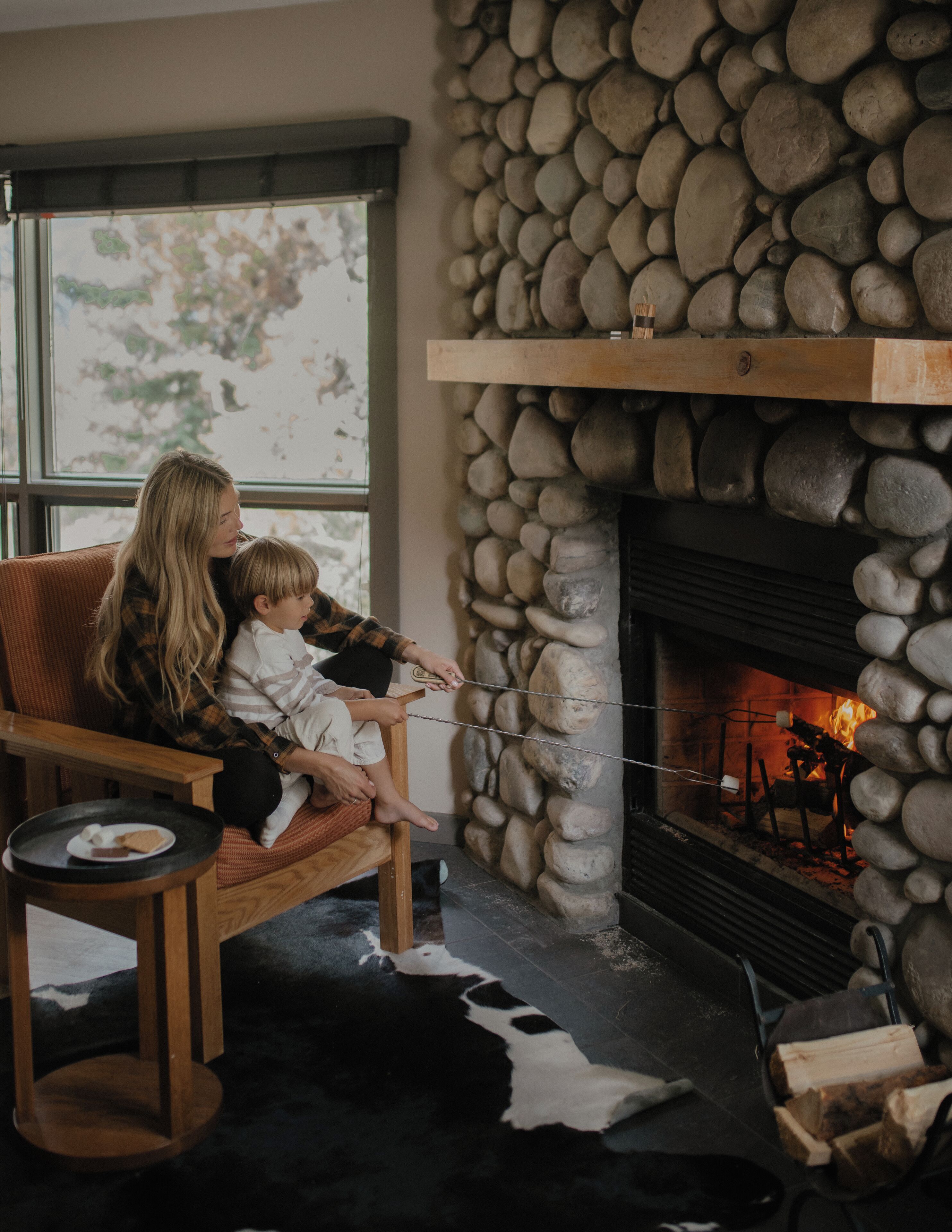 superior suite, multiple beds, kitchenette (buffalo suite) | living area