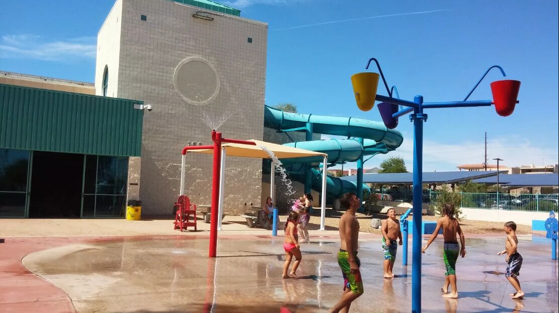Un parc aquatique doté d’un grand toboggan aquatique et de nombreuses aires de jeux aquatiques.