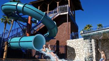Un parc aquatique doté de deux grandes toboggans et d’un espace piscine.
