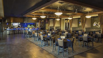 2 restaurantes; se sirven comidas y cenas