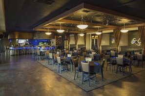 2 Restaurants, Mittagessen, Abendessen, amerikanische Küche