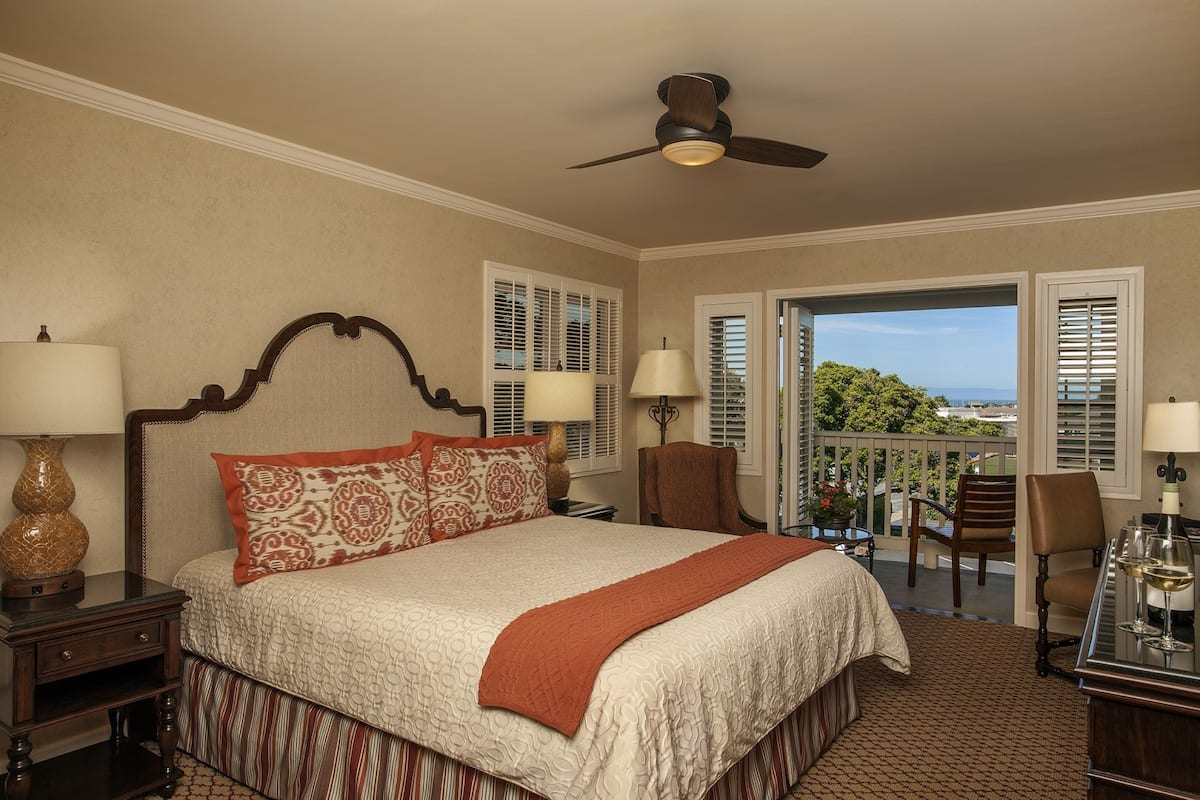 Deluxe Room, 1 King Bed, Fireplace | Premium bedding, in-room safe, desk, blackout drapes