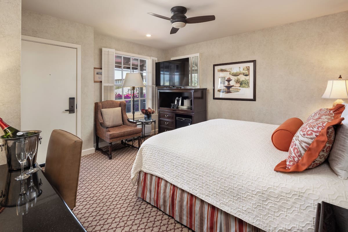 Premium bedding, in-room safe, desk, blackout drapes