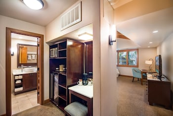 Junior Suite | Bathroom | Combined shower/tub, eco-friendly toiletries, hair dryer, towels at Humphreys Half Moon Inn
