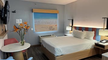 Suite, 1 cama Queen size, para no fumadores (Efficiency, Upgrade) | Escritorio, espacio para trabajar con laptop y cortinas blackout