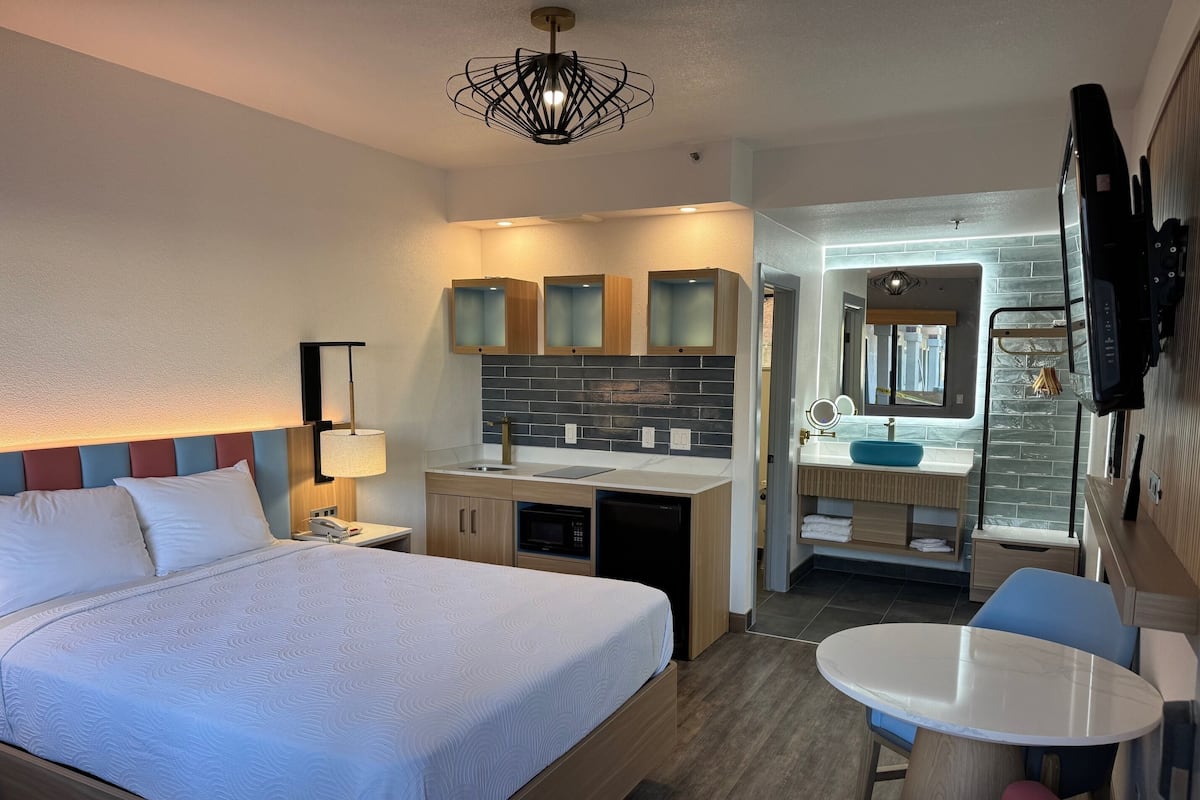 Suite, 1 cama de matrimonio, no fumadores (Efficiency, Upgrade) | Escritorio, espacio para trabajar con un portátil, cortinas opacas