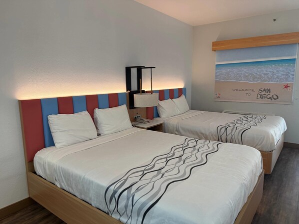 مكتب ومساحة عمل للكمبيوتر المحمول وستائر تعتيم ومكواة/لوح كي