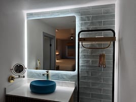 Escritorio, espacio para trabajar con laptop y cortinas blackout