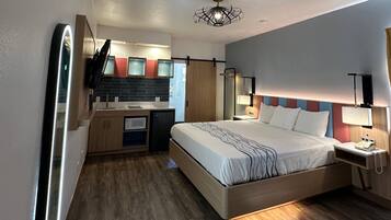 Rom – superior, 1 kingsize-seng, ikke-røyk (Upgrade) | Skrivebord, skrivebord for bærbar PC og blendingsgardiner