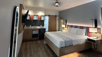 Quarto superior, 1 cama King, para não fumantes (Upgrade) | Escrivaninha, espaço de trabalho para notebook, cortinas blackout