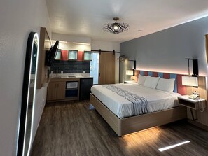 Superior Room, 1 King Bed, Non Smoking (Upgrade) | Desk, laptop workspace, blackout drapes, iron/ironing board - Rodeway Inn Encinitas North (Encinitas)