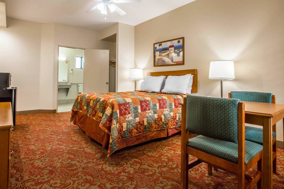 Standard Room, 1 Queen Bed, Non Smoking | Desk, laptop workspace, blackout drapes, iron/ironing board