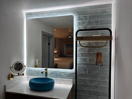 Bañera con ducha, artículos de tocador gratuitos, secador de pelo