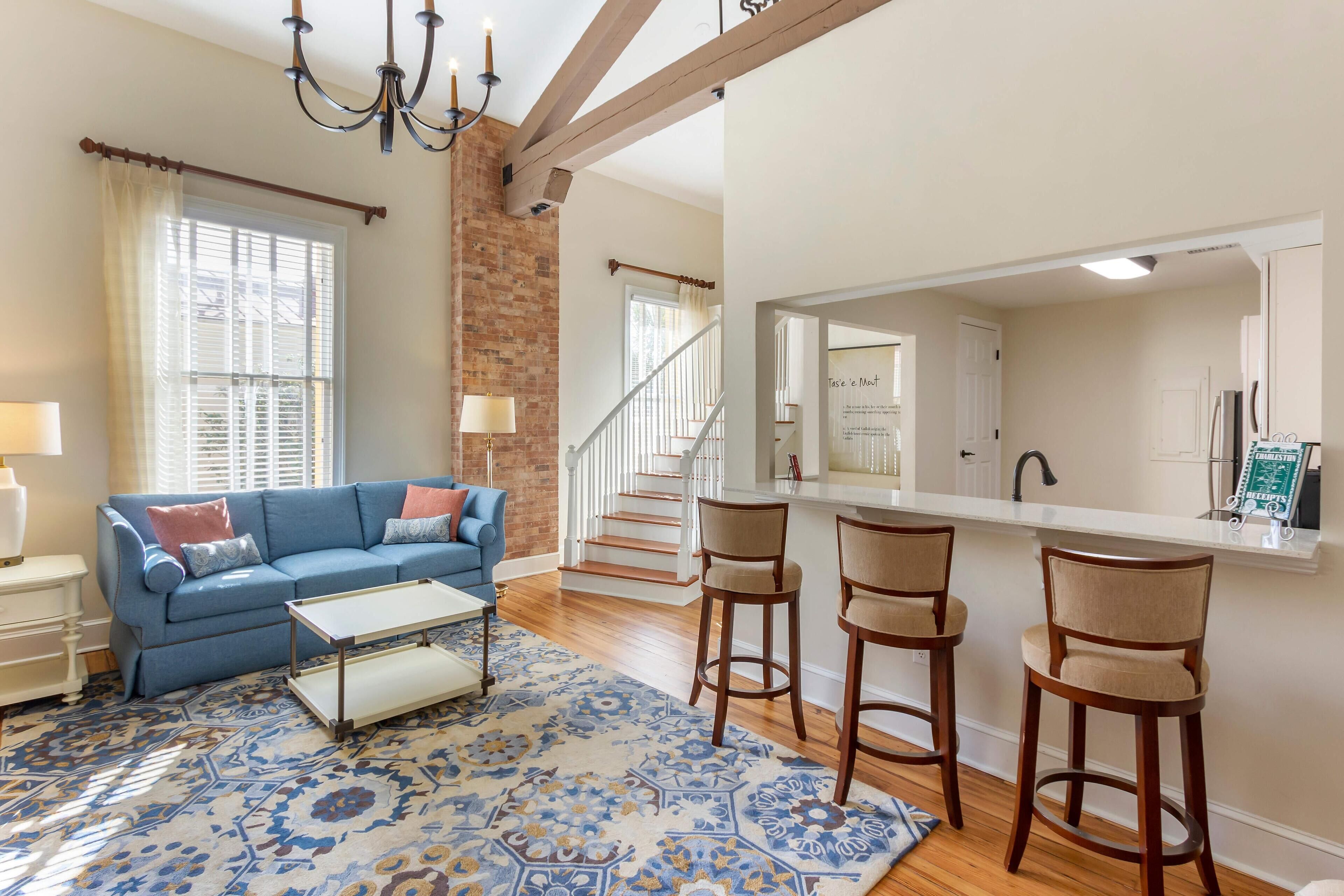 En 32-tommers LCD-TV med kabel-kanaler samt TV og peis