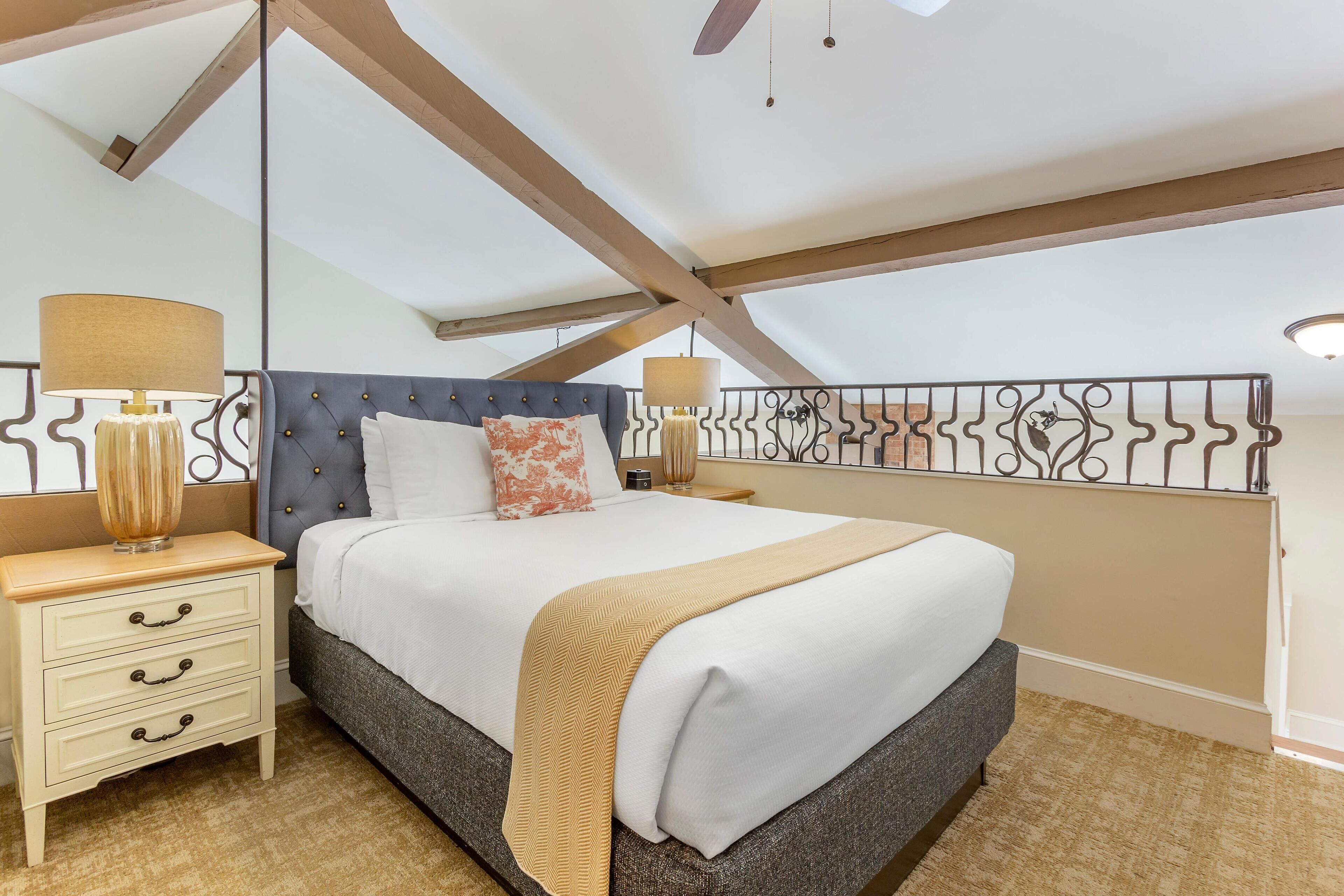 Sengetøy av topp kvalitet, senger med overmadrass og strykejern/-brett