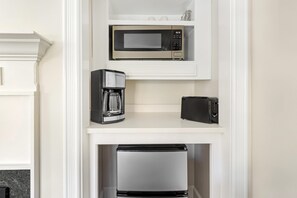 Premium bedding, pillow-top beds, iron/ironing board - Hilton Vacation Club Lodge Alley Inn Charleston (Charleston)