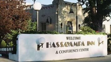 Señal para el Hassayampa Inn & Conference Center con un mensaje de bienvenida.