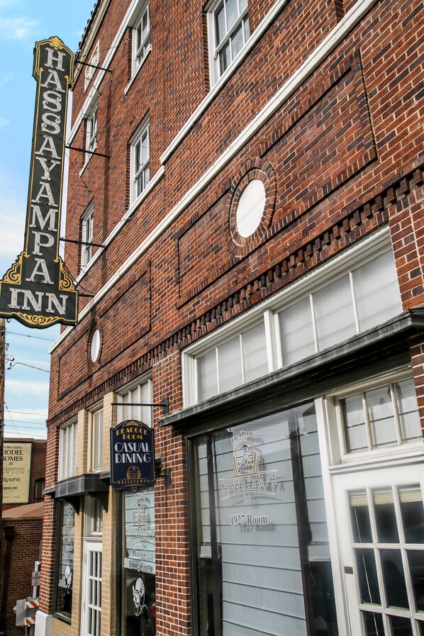 A brick building with a sign for Hassayampa Inn and Peacock Casual Dining.