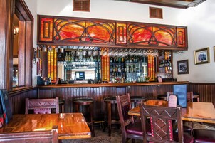 供应晚餐和欢乐时光优惠