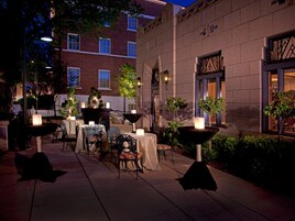 供应早餐、午餐和晚餐，美洲菜