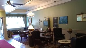 Lobby lounge - The Charles Inn at Vacationland Inns (Bangor)