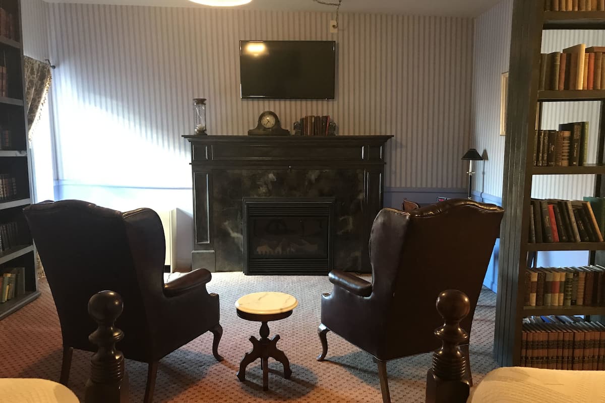 Individually decorated, individually furnished, iron/ironing board, WiFi