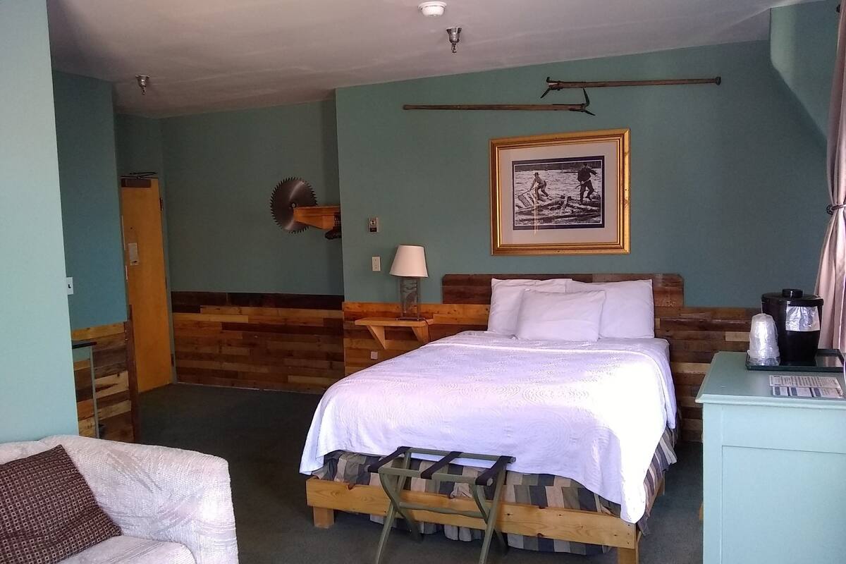 Individually decorated, individually furnished, iron/ironing board, WiFi