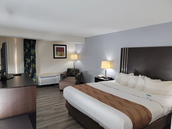 Standard Room, 1 King Bed, Non Smoking | Pillowtop beds, blackout drapes, soundproofing, iron/ironing board